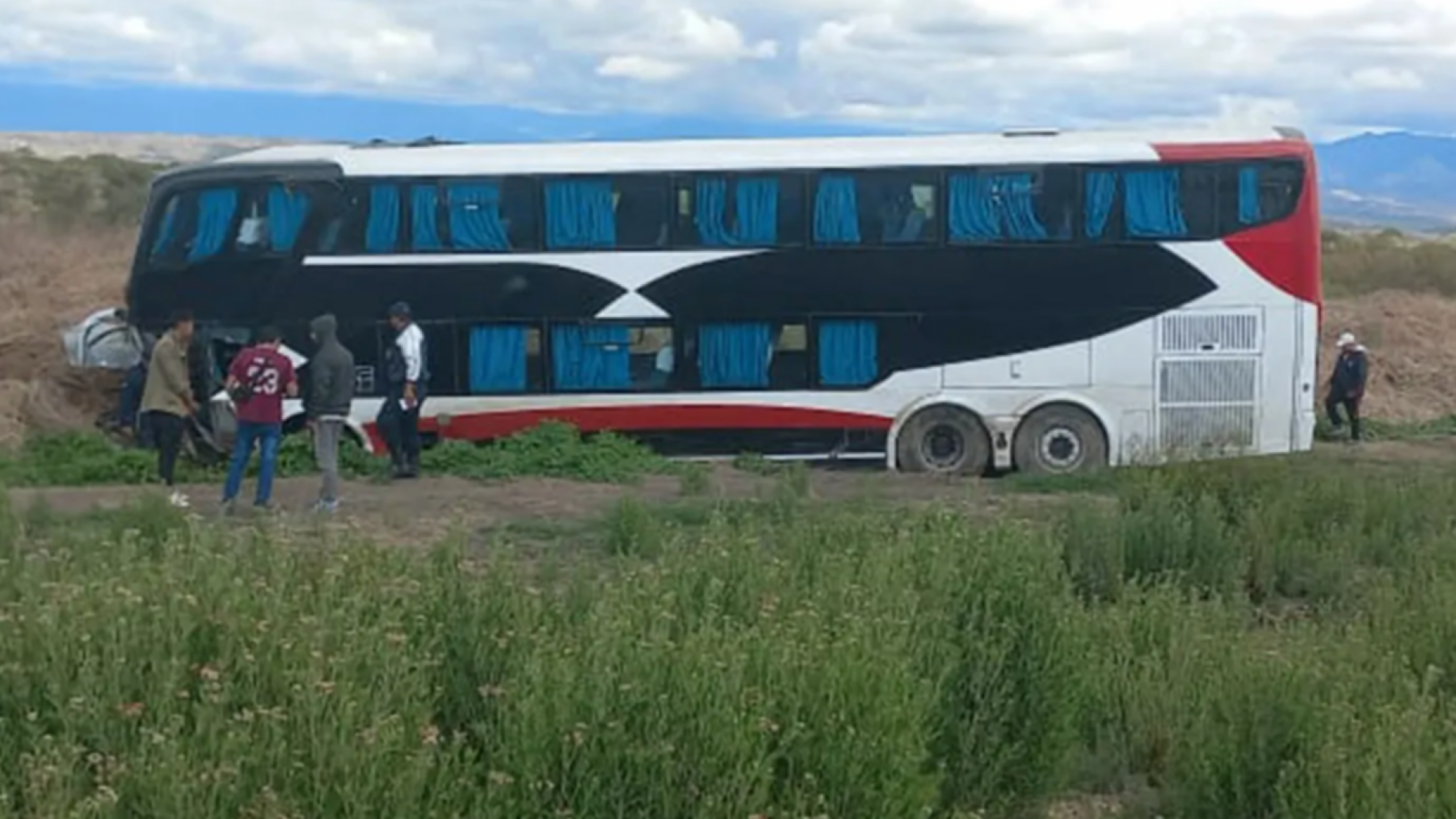 Lavalle: un colectivo que traía a hinchas de River chocó y una mujer murió